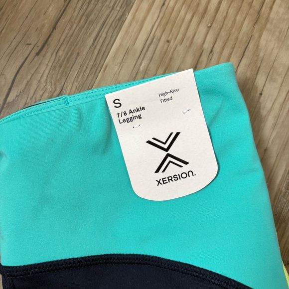 NWT Xersion Women's Aqua and Neon Green Cropped High Rose Leggings - Picture 2 of 4
